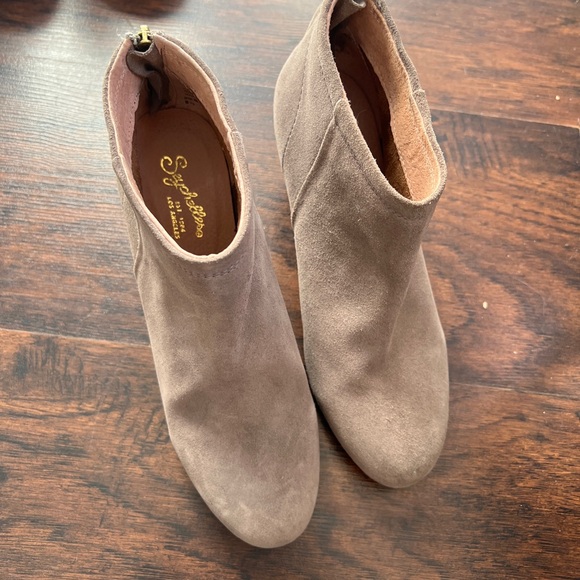 Seychelles Taupe Booties - Picture 2 of 8